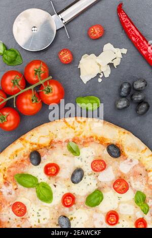 Pizza margarita margherita du format portrait ci-dessus les ingrédients de cuisson près en ardoise Banque D'Images