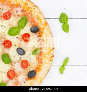 Pizza margarita margherita d'en haut de la place gros plan sur le bois carte Banque D'Images