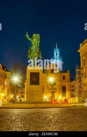 Vue sur le coucher du soleil de l'église Storkyrkan à Stockholm, Suède Banque D'Images