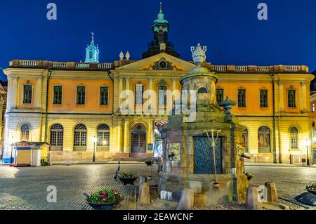 Vue nocturne du bâtiment Svenska Akademien qui accueille le musée Nobel à Stockholm, en Suède. Banque D'Images