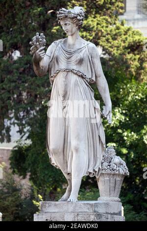 Statue allégorique de l'été, Piazza del Popolo à Rome, Italie Banque D'Images