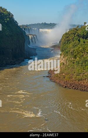 Vue sur la chute principale des chutes d'Iguazu Banque D'Images