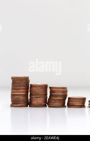 Vue latérale des piles de pièces de monnaie augmentant en hauteur, sur fond blanc studio isolé, business et concept financier Banque D'Images