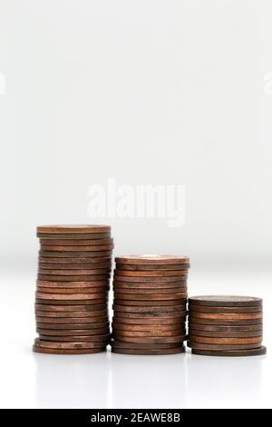 Vue latérale des piles de pièces de monnaie augmentant en hauteur, sur fond blanc studio isolé, business et concept financier Banque D'Images