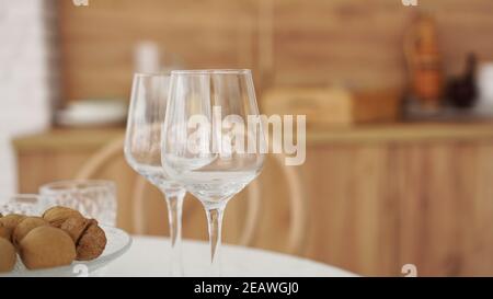 Verres à vin vides sur l'intérieur en bois de la cuisine moderne. Style scandinave, style rustique, tons bruns chaleureux Banque D'Images
