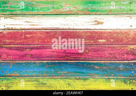 Fond en bois multicolore et matériau de construction alternatif - texture activée table en bois dans le restaurant de mode alteratif Banque D'Images