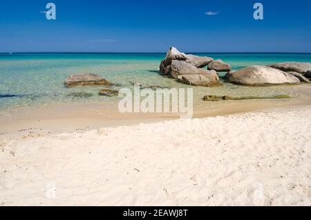 Eau cristalline et sable blanc à la plage de Costa rei, en sardaigne Banque D'Images