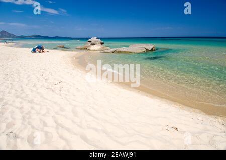 Eau cristalline et sable blanc à la plage de Costa rei, en sardaigne Banque D'Images