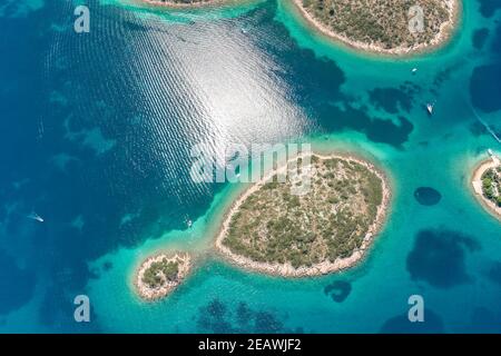 Tir de drone aérien de l'île Ricul près de Galesnjak en forme de coeur Dalamatia Croatie Banque D'Images