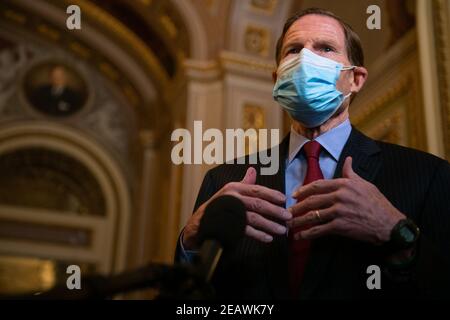 ÉTATS-UNIS. 10 février 2021. WASHINGTON, DC - 10 FÉVRIER : le sénateur démocrate américain Richard Blumenthal (D-CT) s'adresse aux journalistes dans la salle de réception du Sénat pendant la deuxième journée du deuxième procès de Trump, le 10 février 2021, à Washington, DC. Aujourd'hui, c'est le deuxième jour du deuxième procès de Trump pour destitution, qui traite des remarques qu'il a faites avant l'émeute du Capitole des États-Unis le 6 janvier. (Photo de Brandon Bell /Pool/Sipa USA) crédit: SIPA USA/Alay Live News Banque D'Images