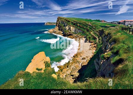 Superbe vue sur la côte avec plage sauvage, océan vert et falaises et ciel bleu, Banque D'Images