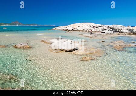 Eau d'émeraude et sable blanc sur la plage Scoglio di Peppino en castiadas sardaigne Banque D'Images