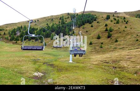 quad télésiège au-dessus d'une piste de ski sur le Zettersfeld au-dessus de la ville de Lienz en été, Autriche Banque D'Images