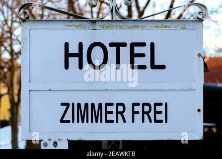 Ancienne plaque métallique peinte en blanc d'un hôtel avec l'inscription 'Zimmer frei' (vacances) à Tulln, Autriche Banque D'Images