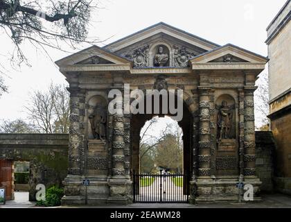 The Danby Gateway, entrée au jardin botanique d'Oxford, Royaume-Uni. Plus ancien jardin botanique de Grande-Bretagne avec entrée construite en 1633 Banque D'Images