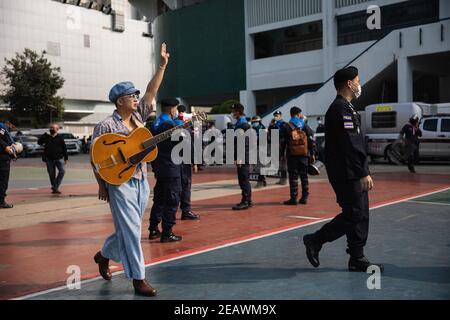 Bangkok, Thaïlande. 10 février 2020. Chaiamorn Kaewwiboonpan, activiste et chanteur joue une guitare à la police anti-émeute pendant la manifestation.les manifestants pro-démocratie ont établi l'événement "pot-banging contre la dictature" sur la passerelle en face du centre MBK et aussi sur la cour avant du centre artistique et culturel de Bangkok (BACC). Les manifestants ont exigé la démission du Premier ministre thaïlandais, Prayuth Chan-ocha, et des réformes de la monarchie. Après que des policiers aient arrêté 10 manifestants sous diverses accusations, telles que la loi sur le maintien de l'ordre public et de l'hygiène et le contrôle Banque D'Images