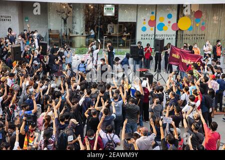 Bangkok, Thaïlande. 10 février 2020. Les manifestants tiennent trois salutaires devant le Centre d'art et de culture de Bangkok (BACC) pendant la manifestation.les manifestants pro-démocratie ont établi l'événement « butte contre la dictature » sur la passerelle en face du centre MBK et sur la cour avant du Centre d'art et de culture de Bangkok (BACC). Les manifestants ont exigé la démission du Premier ministre thaïlandais, Prayuth Chan-ocha, et des réformes de la monarchie. Après que les policiers ont arrêté 10 manifestants sous diverses accusations, telles que la loi sur le maintien de l'ordre public et de l'hygiène publique et Banque D'Images