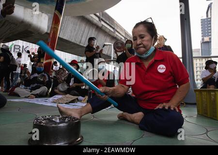 Bangkok, Thaïlande. 10 février 2020. Lors de la manifestation, un manifestant a considéré un pot comme un symbole de « rien à manger ». Des manifestants pro-démocratie ont établi l'événement « le pot s'opposant à la dictature » sur la passerelle en face du centre MBK et sur la cour avant du centre artistique et culturel de Bangkok (BACC). Les manifestants ont exigé la démission du Premier ministre thaïlandais, Prayuth Chan-ocha, et des réformes de la monarchie. Après que des policiers aient arrêté 10 manifestants sous diverses accusations, comme la loi sur le maintien de l'ordre public et de l'hygiène et le contrôle de l'armement Banque D'Images