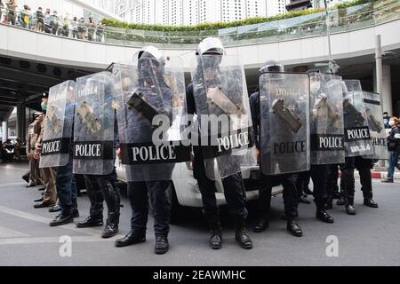 Bangkok, Thaïlande. 10 février 2020. Pendant la manifestation, la police anti-émeute se trouve devant le centre MBK.des manifestants pro-démocratie ont établi l'événement « marmite contre la dictature » sur la passerelle en face du centre MBK et sur la cour avant du centre artistique et culturel de Bangkok (BACC). Les manifestants ont exigé la démission du Premier ministre thaïlandais, Prayuth Chan-ocha, et des réformes de la monarchie. Après que des policiers aient arrêté 10 manifestants sous diverses accusations, comme la loi sur le maintien de l'ordre public et de l'hygiène et la loi sur le contrôle de l'armement. Les démons Banque D'Images