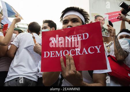 Bangkok, Thaïlande. 10 février 2020. Un manifestant tient un écriteau indiquant que nous avons besoin de démocratie pendant la manifestation.les manifestants pro-démocratie ont établi l'événement « butte contre la dictature » sur la passerelle en face du centre MBK et sur la cour avant du centre artistique et culturel de Bangkok (BACC). Les manifestants ont exigé la démission du Premier ministre thaïlandais, Prayuth Chan-ocha, et des réformes de la monarchie. Après que des policiers aient arrêté 10 manifestants sous diverses accusations, comme la loi sur le maintien de l'ordre public et de l'hygiène et la loi sur le contrôle de l'armement. Le Banque D'Images