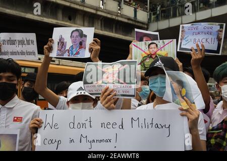 Bangkok, Thaïlande. 10 février 2020. Des manifestants tiennent des pancartes au centre d'art et de culture de Bangkok (BACC) pendant la manifestation.des manifestants pro-démocratie ont établi l'événement « marmite contre la dictature » sur la passerelle en face du centre MBK et sur la cour avant du centre d'art et de culture de Bangkok (BACC). Les manifestants ont exigé la démission du Premier ministre thaïlandais, Prayuth Chan-ocha, et des réformes de la monarchie. Après que des policiers aient arrêté 10 manifestants sous diverses accusations, comme la loi sur le maintien de l'ordre public et de l'hygiène et le contrôle de l'armement Banque D'Images