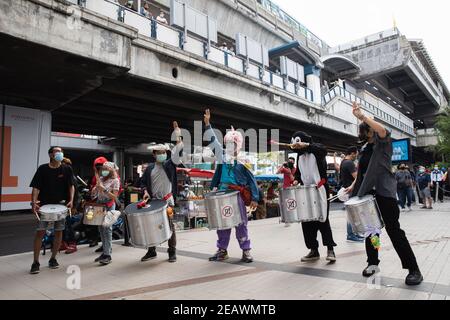 Bangkok, Thaïlande. 10 février 2020. Pendant la manifestation, le groupe de manifestants tient trois salutes au doigt devant le centre artistique et culturel de Bangkok (BACC). Les manifestants pro-démocratie ont établi l'événement « marrant contre la dictature » sur la passerelle en face du centre MBK et sur la cour avant du centre artistique et culturel de Bangkok (BACC). Les manifestants ont exigé la démission du Premier ministre thaïlandais, Prayuth Chan-ocha, et des réformes de la monarchie. Après que des policiers ont arrêté 10 manifestants sous diverses charges, comme le maintien de l'an sanitaire public Banque D'Images