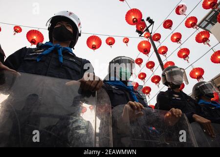 Bangkok, Thaïlande. 10 février 2020. Pendant la manifestation, la police anti-émeute se trouve devant le centre MBK.des manifestants pro-démocratie ont établi l'événement « marmite contre la dictature » sur la passerelle en face du centre MBK et sur la cour avant du centre artistique et culturel de Bangkok (BACC). Les manifestants ont exigé la démission du Premier ministre thaïlandais, Prayuth Chan-ocha, et des réformes de la monarchie. Après que des policiers aient arrêté 10 manifestants sous diverses accusations, comme la loi sur le maintien de l'ordre public et de l'hygiène et la loi sur le contrôle de l'armement. Les démons Banque D'Images