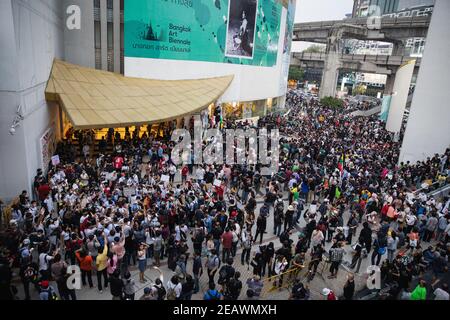 Bangkok, Thaïlande. 10 février 2020. Les manifestants pro-démocratie se rassemblent devant le centre artistique et culturel de Bangkok (BACC) pendant le rassemblement.les manifestants pro-démocratie ont établi l'événement « le pot-à-terre contre la dictature » sur la passerelle en face du centre MBK et sur la cour avant du centre artistique et culturel de Bangkok (BACC). Les manifestants ont exigé la démission du Premier ministre thaïlandais, Prayuth Chan-ocha, et des réformes de la monarchie. Après que des policiers aient arrêté 10 manifestants sous diverses accusations, telles que la loi sur le maintien de l'ordre public et de la santé et le contrôle Banque D'Images