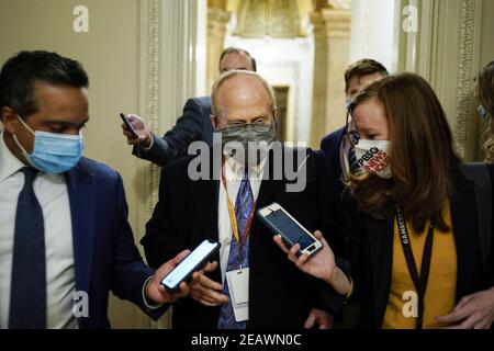 Washington, États-Unis. 10 février 2021. L'avocat de Trump David Schoen s'entretient avec les journalistes avant le début des débats d'ouverture dans le procès d'impeachment de l'ancien président Donald Trump sur Capitol Hill à Washington, DC, le mercredi 10 février 2021. Photo de piscine par Joshua Roberts/UPI crédit: UPI/Alamy Live News Banque D'Images