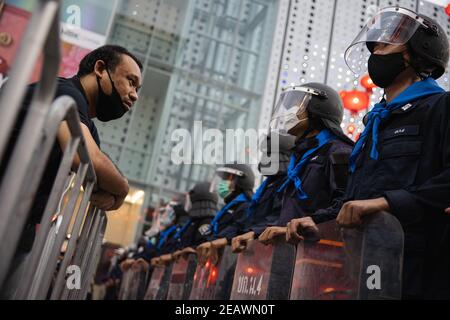 Bangkok, Thaïlande. 10 février 2020. Un manifestant s'adresse à la police anti-émeute pendant la manifestation.les manifestants pro-démocratie ont établi l'événement « marmite contre la dictature » sur la passerelle en face du centre MBK et aussi devant la cour du centre artistique et culturel de Bangkok (BACC). Les manifestants ont exigé la démission du Premier ministre thaïlandais, Prayuth Chan-ocha, et des réformes de la monarchie. Après que des policiers aient arrêté 10 manifestants sous diverses accusations, comme la loi sur le maintien de l'ordre public et de l'hygiène et la loi sur le contrôle de l'armement. Les manifestants marc Banque D'Images