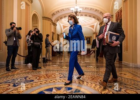 La sénatrice Dianne Feinstein, D-CA, arrive pour la deuxième journée du procès de destitution de l'ancien président Donald Trump au Capitole des États-Unis, à Washington, DC, le mercredi 10 février 2021. Les responsables de la mise en accusation plaineront Trump comme « responsable » de l'attaque du 6 janvier au Capitole des États-Unis et il devrait être condamné et interdit de reprendre des fonctions publiques.Credit: Kevin Dietsch/Pool via CNP/MediaPunch Banque D'Images