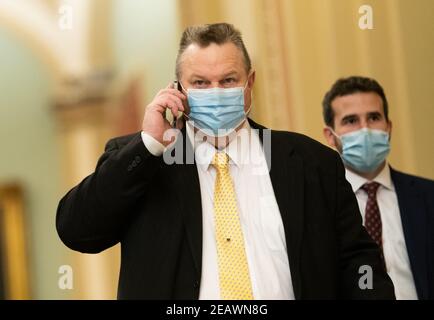 Le sénateur Jon Tester, D-MT, arrive pour la deuxième journée du procès de destitution de l'ancien président Donald Trump au Capitole des États-Unis, à Washington, DC, le mercredi 10 février 2021. Les responsables de la mise en accusation dépreront l'argument selon lequel Trump était « responsable » de l'attaque du 6 janvier au Capitole des États-Unis et qu'il devrait être condamné et interdit de reprendre des fonctions publiques. Crédit : Kevin Dietsch/Pool via CNP/MediaPunch Banque D'Images