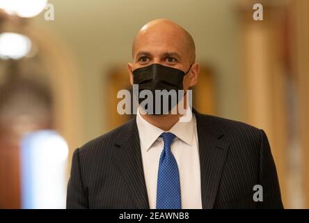 Le sénateur Cory Booker, D-NJ, arrive pour la deuxième journée du procès de destitution de l'ancien président Donald Trump au Capitole des États-Unis, à Washington, DC, le mercredi 10 février 2021. Les responsables de la mise en accusation dépreront l'argument selon lequel Trump était « responsable » de l'attaque du 6 janvier au Capitole des États-Unis et qu'il devrait être condamné et interdit de reprendre des fonctions publiques. Crédit : Kevin Dietsch/Pool via CNP/MediaPunch Banque D'Images