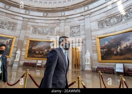 Le directeur de la Chambre de destitution le représentant des États-Unis Joe Neguse (démocrate du Colorado) traverse la rotonde du Capitole pour se rendre au Sénat, pour commencer la deuxième journée du procès de destitution du Sénat de l'ancien président Donald Trump au Capitole des États-Unis à Washington, DC, le mercredi 10 février 2021. Crédit : Rod Lamkey/CNP/MediaPunch Banque D'Images