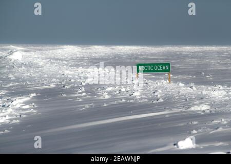 Panneau de la route de l'océan Arctique qui s'endécolle de la neige le long de l'ancienne route de glace Inuvik-Tuktoyaktuk-Aklavik en hiver, Territoires du Nord-Ouest, Canada. Banque D'Images