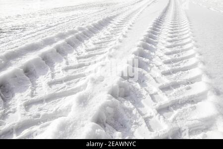 Illustration de traces de pneus de véhicules lourds dans la neige. Banque D'Images