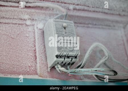 Style rétro de circuits électriques, prises et boîtes de jonction montés sur un mur en bois rouge. Banque D'Images