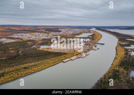 Vue aérienne de la ville d'Inuvik à l'automne, le long du fleuve Mackenzie, à 200 km au nord du cercle arctique, dans les Territoires du Nord-Ouest, dans l'ouest de l'Arctique canadien. Banque D'Images