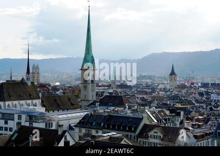 Panorama du centre historique de Zurich. Les tours de l'église sont hautes au-dessus des toits, Predigerkirche, tour verte en premier plan. Vue panoramique. Banque D'Images