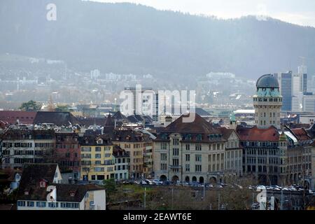 Vue aérienne du quartier de Lindenhof à Zurich avec observatoire public d'Urania et dôme télescopique sur la droite. Il est célèbre pour la réfractation de télescope. Banque D'Images