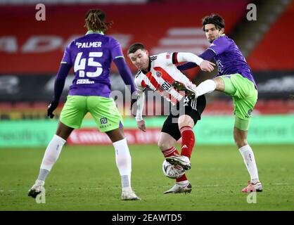 John Fleck (au centre) de Sheffield United lutte pour le ballon avec Kasey Palmer (à gauche) de Bristol City et Adam Nagy lors du cinquième match de la coupe Emirates FA à Bramall Lane, Sheffield. Date de la photo: Mercredi 10 février 2021. Banque D'Images