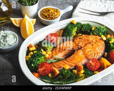 rôti, frit, rôti de poisson, steak de saumon, truite avec brocoli et carottes, vue de dessus Banque D'Images