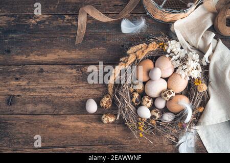 Fond festif avec des œufs de caille et de poulet sur un fond en bois. Banque D'Images
