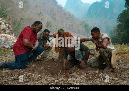 Da 5 Bloods (2020) dirigé par Spike Lee et mettant en vedette Delroy Lindo, Jonathan Majors, Clarke Peters, Norm Lewis et IIsac Whitlock Jr. Quatre anciens combattants afro-américains du Vietnam retournent au Vietnam pour trouver les restes de leur chef d'équipe déchu et la chance d'or qu'ils cachent ensemble. Banque D'Images