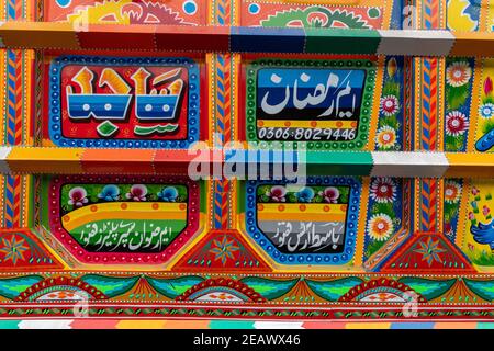 Camion dans un atelier de peinture d'art de camion, Lahore, Punjab, Pakistan Banque D'Images