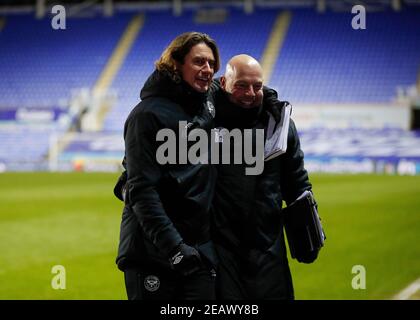 Madejski Stadium, Reading, Berkshire, Royaume-Uni. 10 février 2021. Championnat d'Angleterre de football, Reading versus Brentford; Thomas Frank, directeur de Brentford, célèbre après le coup de sifflet final avec Brian Riemer, entraîneur-chef adjoint de Brentford crédit : action plus Sports/Alay Live News Banque D'Images