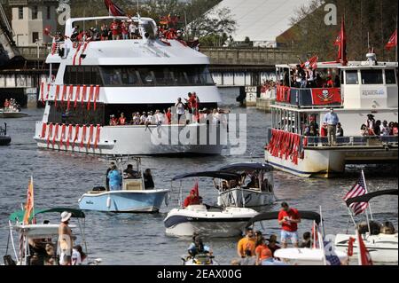 Une flottille de Tampa Bay Buccaneers et de fans célèbrent leur victoire sur les Kansas City Chiefs dans le Super Bowl LV lors d'une parade en bateau sur la rivière Hillsborough à Tampa, en Floride, le mercredi 10 février 2021. Photo de Steve Nesius/UPI Banque D'Images