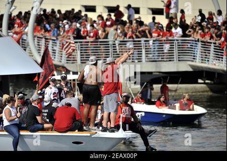 Ryan Jensen (C) de Tampa Bay Buccaneers célèbre leur victoire sur les Kansas City Chiefs dans le Super Bowl LV lors d'une parade en bateau sur la rivière Hillsborough à Tampa, en Floride, le mercredi 10 février 2021. Photo de Steve Nesius/UPI Banque D'Images