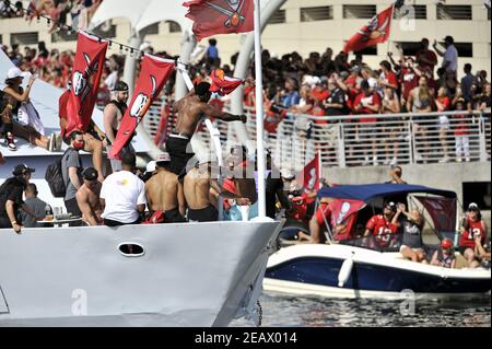 Les joueurs des Buccaneers de Tampa Bay se réjouirent de leur victoire sur les Kansas City Chiefs dans le Super Bowl LV lors d'une parade en bateau sur la rivière Hillsborough à Tampa, en Floride, le mercredi 10 février 2021. Photo de Steve Nesius/UPI Banque D'Images