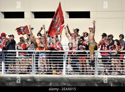 Les fans de Tampa Bay Buccaneers célèbrent leur victoire sur les Kansas City Chiefs dans le Super Bowl LV lors d'une parade de bateau sur la rivière Hillsborough à Tampa, en Floride, le mercredi 10 février 2021. Photo de Steve Nesius/UPI Banque D'Images